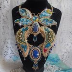 Collier plastron Papillon Or Bleu Haute-Couture brodé avec des pierres de gemme, des cristaux, des perles en verre et des rocailles